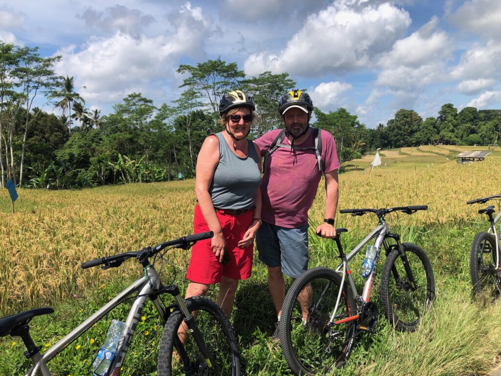 Fietstocht door rijstvelden Bali